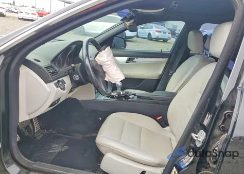 2009 Mercedes-Benz C 300 z USA, uszkodzony, nr VIN WDDGF54X99R048953